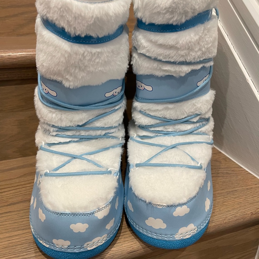 YRU Blizz Cinnamoroll Boots US Women’s Size 6 White Pink Sanrio Dolls Kill Fur - Picture 2 of 14